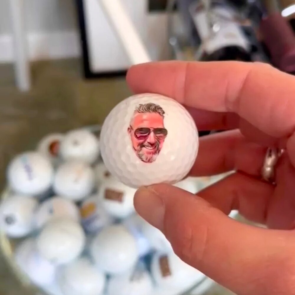 Golfbal gepersonaliseerd met een gezicht erop