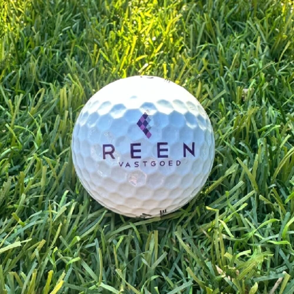 Bedrukte golfbal met REEN Vastgoed-logo