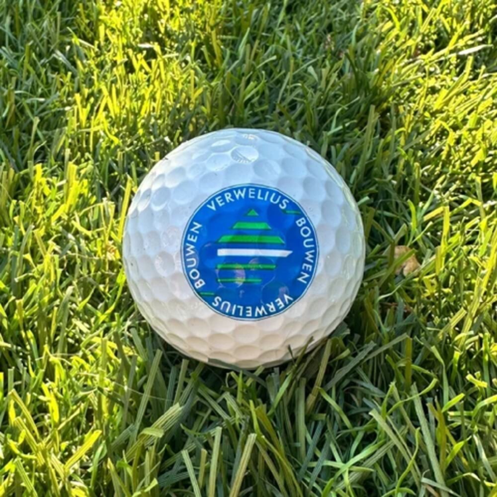 Bedrukte golfbal met Verwelius Bouwen-logo
