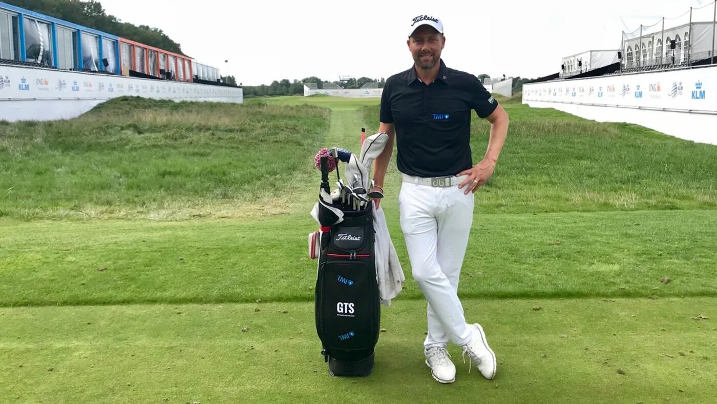 Mark Reynolds bij zijn Titleist-golfbag op het KLM Open