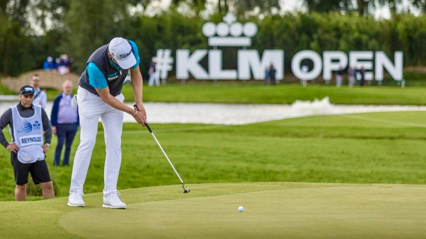 Mark Reynolds put op de green tijdens het KLM Open