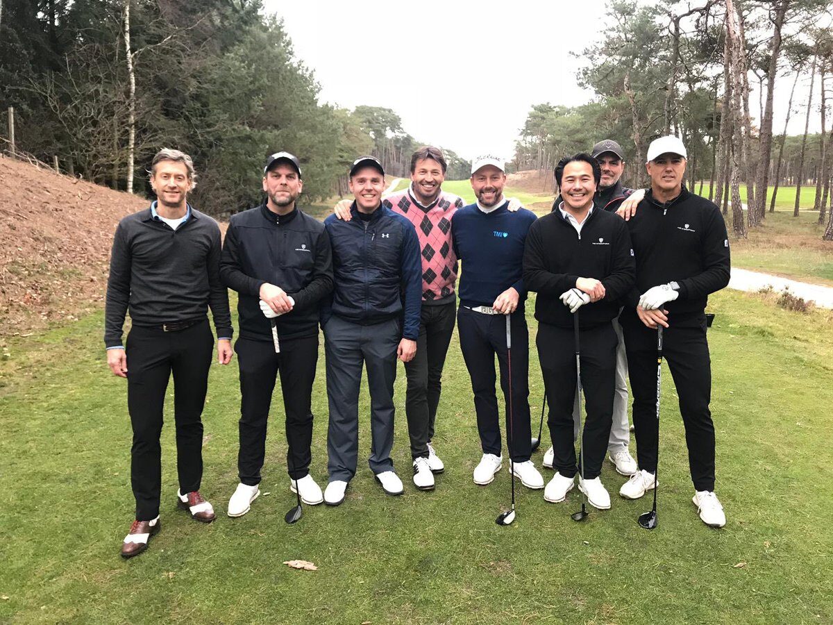 Groep golfers klaar voor de start van een golfdag op de baan