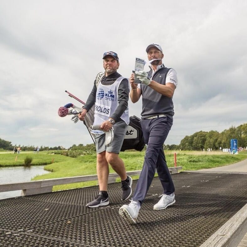 Mark Reynolds loopt met zijn caddie over de baan tijdens een toernooi