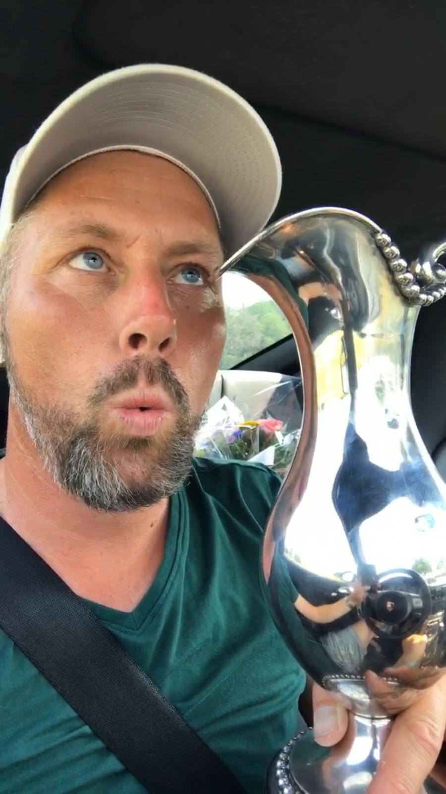 Mark Reynolds met een gewonnen trofee