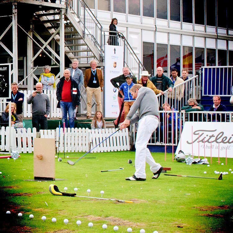 Mark Reynolds geeft een golfshow op de driving range voor publiek