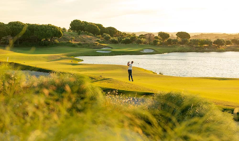 Golfbaan bij zonsondergang