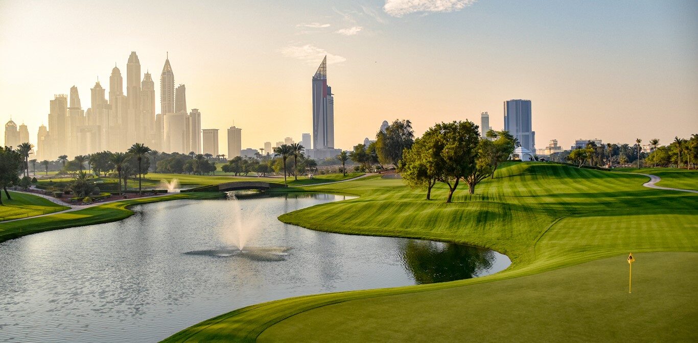 Golfbaan in Dubai met de skyline op de achtergrond