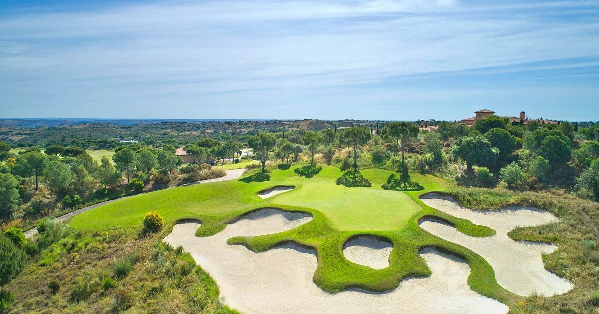 Luchtfoto van een green omringd door bunkers