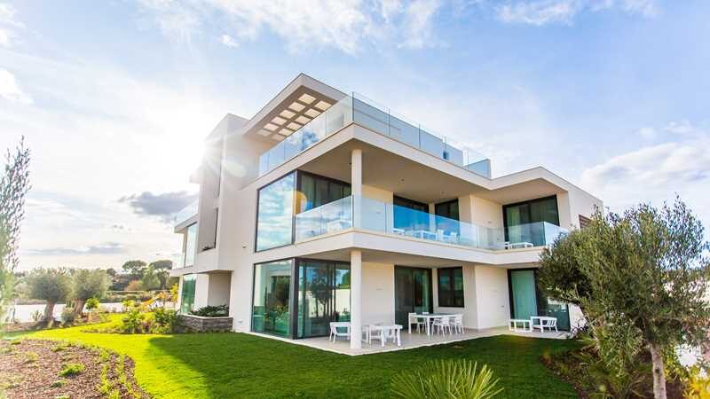 Moderne villa op een golfresort