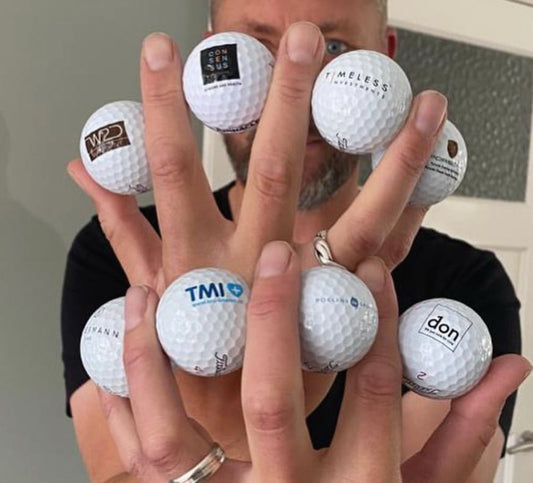 Kan ik een tekst of slogan laten drukken in plaats van een logo op golfballen?